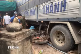 Hiện trường vụ tai nạn giao thông nghiêm trọng. (Ảnh: TTXVN phát)