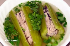 Canh khổ qua (mướp đắng) nhồi thịt là một trong những món ăn tốt cho người cao huyết áp. (Nguồn: Vietnam+)