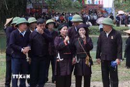 Người dân tham gia lễ hội hát đối giao duyên tại Chợ Tình Xuân Dương. (Ảnh: Vũ Hoàng Giang/TTXVN)