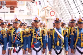 Các học viên trẻ trên tàu KRI Bima Suci thuộc Hải quân Indonesia. (Ảnh: Xuân Khu/TTXVN)
