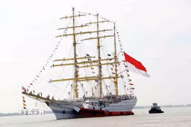 Tàu KRI Bima Suci thuộc Hải quân Indonesia được lai dắt vào cảng Sài Gòn-Hiệp Phước. (Ảnh: Xuân Khu/TTXVN)