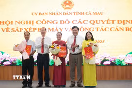 Trao quyết định bổ nhiệm nhân sự lãnh đạo sau khi sắp xếp tại Sở Dân tộc và Tôn giáo tỉnh Cà Mau. (Ảnh: Huỳnh Anh/TTXVN)