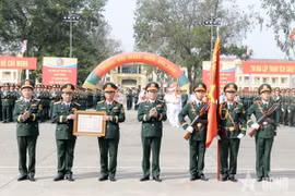 Thừa ủy quyền của Chủ tịch nước, Đại tướng Nguyễn Tân Cương trao Huân chương Bảo vệ Tổ quốc hạng Nhất tặng Trường Sỹ quan Lục quân 1. (Nguồn: Báo Quân đội Nhân dân)