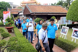 “Địa chỉ đỏ” Dục Thanh thu hút nhiều lượt cán bộ, đảng viên, đoàn viên, học sinh và du khách đến tham quan, dâng hương tưởng niệm Bác nhân dịp kỷ niệm 136 năm Ngày sinh Chủ tịch Hồ Chí Minh. (Ảnh: Hồng Hiếu/TTXVN)