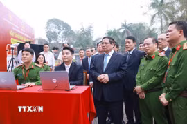 Thủ tướng Phạm Minh Chính tham quan nền tảng “Bình dân học vụ số.” (Ảnh: Dương Giang/TTXVN)