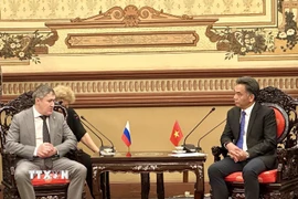 Phó Chủ tịch Thường trực Ủy ban Nhân dân Thành phố Hồ Chí Minh Nguyễn Lộc Hà tiếp ông Mahonin Dmitrii, Thống đốc tỉnh Perm, Liên bang Nga. (Ảnh: Liên Sơn/TTXVN)