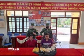 Đối tượng Giàng Thí Dí và Ly Seo Tông cùng tang vật. (Ảnh: TTXVN phát)