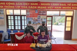 Đối tượng Giàng Thí Dí và Ly Seo Tông cùng tang vật. (Ảnh: TTXVN phát)