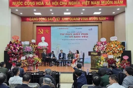 Giao lưu khách mời tại Lễ ra mắt sách. (Nguồn: Vietnam+)