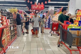 Siêu thị Thành phố Hồ Chí Minh nhộn nhịp người dân đến mua sắm. (Ảnh: Hương Giang/TTXVN)