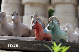 Hình ảnh linh vật ngựa được đưa vào các sản phẩm tò he tráng men ở làng gốm Thanh Hà, Hội An. (Ảnh: Xuân Quý/TTXVN)