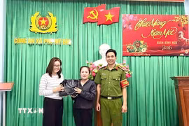Bà Trần Thị Giàu (thôn Vạn An) cùng Công an đã trao trả toàn bộ tài sản cho chị Hoàng Thị Hiền (trú Thành phố Hồ Chí Minh). (Ảnh: TTXVN phát)