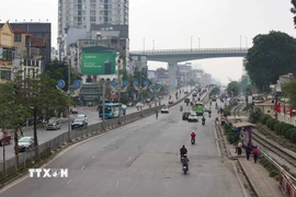 Xe cộ di chuyển thuận lợi qua tuyến đường Giải Phóng. (Ảnh: Thanh Tùng/TTXVN)