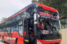 Cảnh sát dừng xe kiểm tra xe khách nhồi nhét khách. (Ảnh: TTXVN phát)