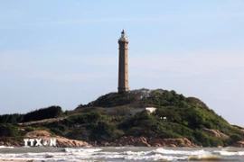 Hải đăng Kê Gà tọa lạc trên Đảo Kê Gà (xã Tân Thành) cách đất liền khoảng 500m. (Ảnh: Hồng Hiếu/TTXVN)