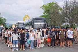 109 công dân Việt Nam sang Campuchia làm thuê bị Tổng cục Di trú-Bộ Nội vụ Campuchia trục xuất vì vi phạm các quy định về xuất nhập cảnh, lao động, cư trú của Campuchia. (Ảnh: TTXVN phát)