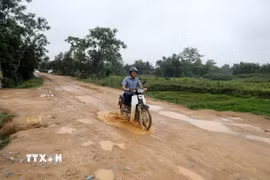 Sau hơn 15 năm xây dựng, tuyến đường chỉ mới hoàn thành được 3km, nhiều hạng mục vẫn còn dở dang. (Ảnh: Văn Tý/TTXVN)