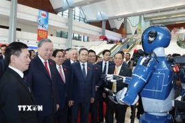 Tổng Bí thư Tô Lâm tham quan triển lãm thành tựu phát triển khoa học, công nghệ và đổi mới sáng tạo và chuyển đổi số của Chính phủ. (Ảnh: Dương Giang/TTXVN)