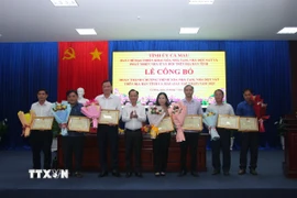 Ông Phạm Văn Thiều, Chủ tịch Hội đồng Nhân dân tỉnh Cà Mau trao Bằng khen cho các cá nhân có thành tích xuất sắc trong việc góp phần cùng tỉnh hoàn thành chương trình xoá nhà tạm, nhà dột nát. (Ảnh: Chanh Đa/TTXVN)