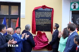 Đại sứ Dương Hoài Nam (bên trái) và ông Michael Canov Thị trưởng Thành phố Chrastava tiến hành nghi thức làm lễ khai trương bia lưu niệm, nơi lưu dấu Chủ tịch Hồ Chí Minh tại thành phố Chrastava, Cộng hòa Séc. (Ảnh: Việt Dũng/TTXVN)