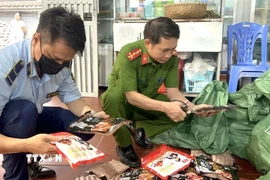 Lực lượng chức năng thành phố Hà Nội phát hiện gần 1 tấn xúc xích, lạp xưởng nhập lậu, không rõ nguồn gốc. (Ảnh: TTXVN phát)