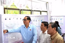 Phó Chủ tịch Quốc hội Trần Quang Phương kiểm tra, giám sát khu vực bỏ phiếu khu phố 3, Tổ bầu cử số 68, Đơn vị bầu cử số 6, phường Rạch Giá (tỉnh An Giang). (Ảnh: Văn Sỹ/TTXVN)