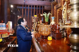 Thủ tướng Phạm Minh Chính dâng hương tưởng niệm các Anh hùng liệt sỹ tại Đền thờ Liệt sỹ Chiến trường Điện Biên Phủ. (Ảnh: Dương Giang/TTXVN)