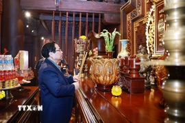 Thủ tướng Phạm Minh Chính dâng hương tưởng niệm các Anh hùng liệt sỹ tại Đền thờ Liệt sỹ Chiến trường Điện Biên Phủ. (Ảnh: Dương Giang/TTXVN)