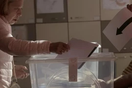 Cử tri Bulgaria bỏ phiếu. (Nguồn: AP)