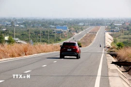 Tuyến đường ven biển ĐT.719B có chiều dài 25,6km với tổng mức đầu tư 1.274 tỷ đồng. (Ảnh: Nguyễn Thanh/TTXVN)