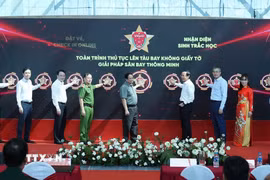 Thủ tướng Phạm Minh Chính và các đại biểu bấm nút triển khai giải pháp ứng dụng định danh, xác thực điện tử và nhận diện sinh trắc học phục vụ thủ tục lên tàu bay. (Ảnh: Dương Giang/TTXVN)