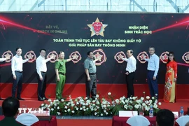 Thủ tướng Phạm Minh Chính và các đại biểu bấm nút triển khai giải pháp ứng dụng định danh, xác thực điện tử và nhận diện sinh trắc học phục vụ thủ tục lên tàu bay. (Ảnh: Dương Giang/TTXVN)