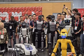 Robot VR-H3 của VinRobotics tham gia cuộc diễu hành robot tại ICRA 2026. (Ảnh: Vũ Hiệp/TTXVN)