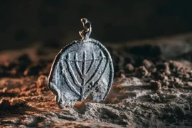 Mặt dây chuyền 1.300 năm tuổi, được trang trí biểu tượng menorah 7 nhánh, được phát hiện tại Jerusalem. (Nguồn: Cơ quan Cổ vật Israel)