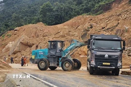 Mặt đường đèo Khánh Lê đã cơ bản được dọn dẹp thông thoáng hai làn xe, tạo điều kiện để sớm tổ chức lưu thông 1 chiều vào ban ngày sau khi 2 tỉnh Khánh Hòa và Lâm Đồng kiểm tra an toàn. (Ảnh: TTXVN phát)