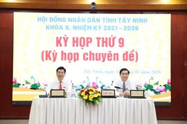 Lãnh đạo Hội đồng Nhân dân tỉnh Tây Ninh chủ trì điều hành cuộc họp. (Ảnh: Thanh Tân/TTXVN)