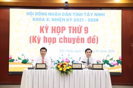 Lãnh đạo Hội đồng Nhân dân tỉnh Tây Ninh chủ trì điều hành cuộc họp. (Ảnh: Thanh Tân/TTXVN)