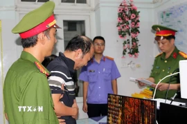 Văn phòng Cơ quan Cảnh sát điều tra Công an tỉnh Nghệ An đọc Lệnh giữ người trong trường hợp khẩn cấp, tạm giữ hình sự để phục vụ công tác điều tra đối với Trần Hữu Ba, tài xế xe ôtô gây tai nạn. (Ảnh: TTXVN phát)