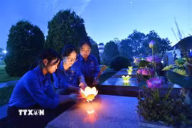 Thắp nến tri ân các Anh hùng Liệt sỹ. (Nguồn: TTXVN)