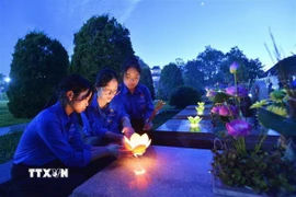 Thắp nến tri ân các Anh hùng Liệt sỹ. (Nguồn: TTXVN)