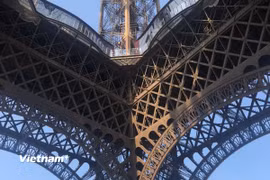 Một góc tháp Eiffel nhìn từ dưới chân tháp. (Ảnh: Hồng Hạnh/Vietnam+)