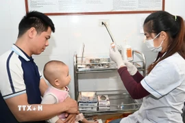 Triển khai tiêm vaccine phòng sởi cho trẻ. (Ảnh: Thùy Dung/TTXVN)