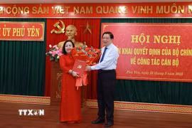 Ông Phan Đình Trạc, Ủy viên Bộ Chính trị, Bí thư Trung ương Đảng, Trưởng ban Nội chính Trung ương trao Quyết định và chúc mừng Bí thư Tỉnh ủy Phú Yên Cao Thị Hòa An. (Ảnh: Xuân Triệu/TTXVN)