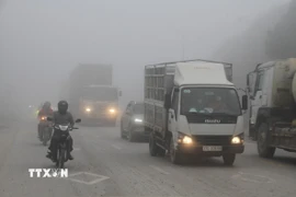 Để tránh xảy ra tai nạn giao thông, các phương tiện phải giảm tốc độ, giữ khoảng cách để đảm bảo an toàn. (Ảnh: Văn Tý/TTXVN)