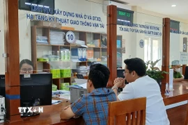 Giải quyết thủ tục hành chính cho người dân tại phường Ngũ Hành Sơn (mới), thành phố Đà Nẵng trong ngày đầu thí điểm chính quyền hai cấp. (Ảnh: Mỹ Hà/TTXVN)
