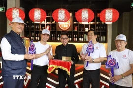 Đại biểu tham gia gắn biển cấm hút thuốc lá tại một số khách sạn, nhà hàng ở Hà Nội trong Lễ phát động Chiến dịch xây dựng khách sạn, nhà hàng không khói thuốc (năm 2021). (Ảnh: Minh Quyết/TTXVN)