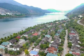 Phố nhà sàn nằm san sát nhau bên lòng hồ thủy điện Sơn La ở thị xã Mường Lay (Điện Biên). (Ảnh: Xuân Tư/TTXVN)