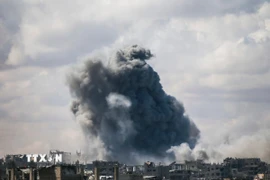 Khói bốc lên sau cuộc không kích của Israel tại Gaza ngày 6/5/2025. (Ảnh: THX/TTXVN)