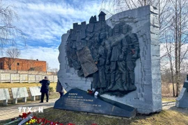 Tượng đài tưởng niệm các chiến sỹ Hồng quân Liên Xô đã chết trong trại tập trung phát tại thành phố Vyazma, tỉnh Smolensk. (Ảnh: Tâm Hằng/TTXVN)