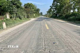Mặt đường Hồ Chí Minh đoạn qua huyện Hương Khê bị rạn nứt kéo dài. (Ảnh: Hữu Quyết/TTXVN)